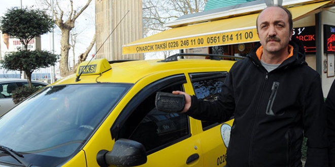 Taksici, arac�nda unutulan alt�nlar�n sahibini ar�yor