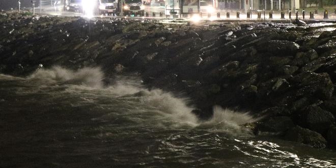 İstanbul'da fırtına etkisini sürdüyor