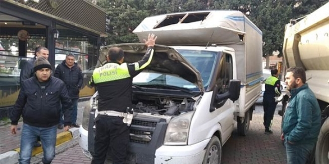 Kamyonet hırsızları ile polis arasındaki nefes kesen kovalamaca