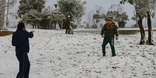 Manisa'da kar ya���� etkili oluyor