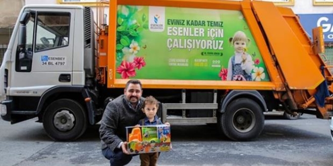 Minik Ali'nin ��p kamyonu sevinci