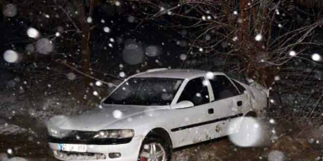 Kastamonu'da otomobil a�aca �arpt�: 1 �l�, 2 yaral�