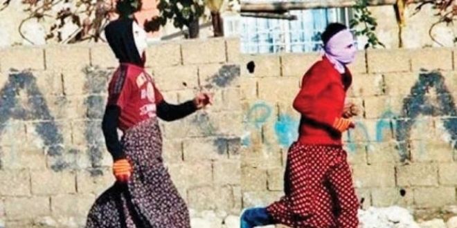 PKK'l terristler yine etek giydi