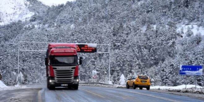 Zigana Dağı'nda kar yağışı etkili oluyor