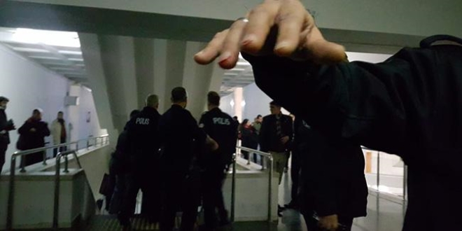 Duruşmaya alınmayınca polise saldırdılar
