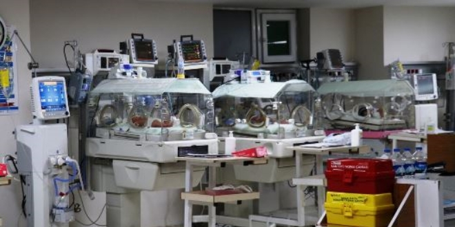 Kalbi g�be�inde olan bebek herkesi �a��rtt�