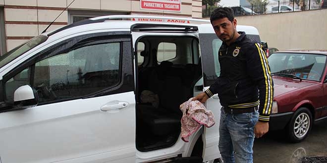 Ambulans verilmeyince arabada doğum yaptı