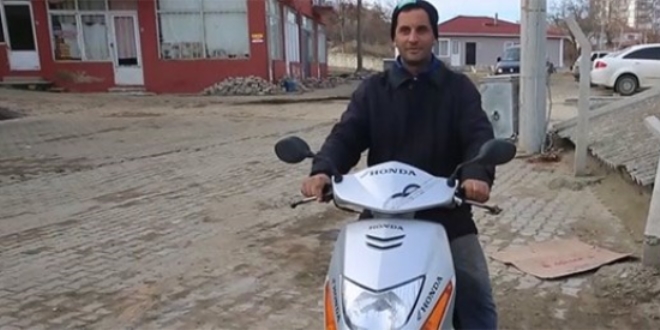 Yanlışlıkla 'kemer cezası' kesilen motosikletliye 'kask' hediye