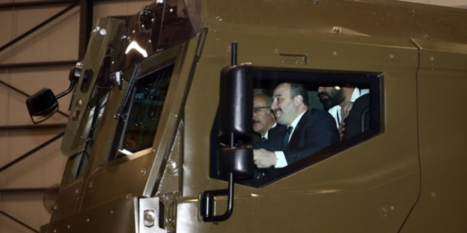 Bakan Varank zırhlı askeri araç kullandı