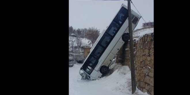 İstanbul'da kontrolden çıkan TIR devrildi: 2 yaralı
