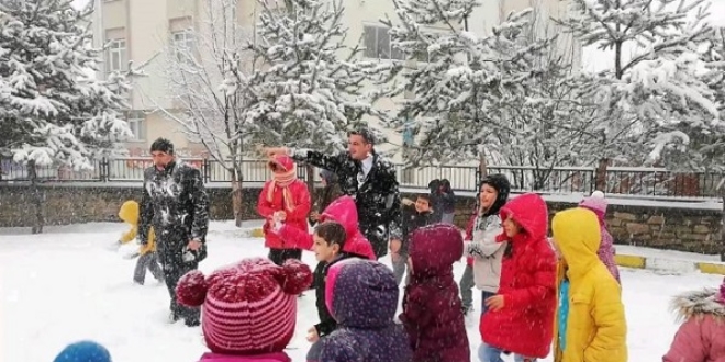 Kaymakamın çocuklarla kar topu keyfi