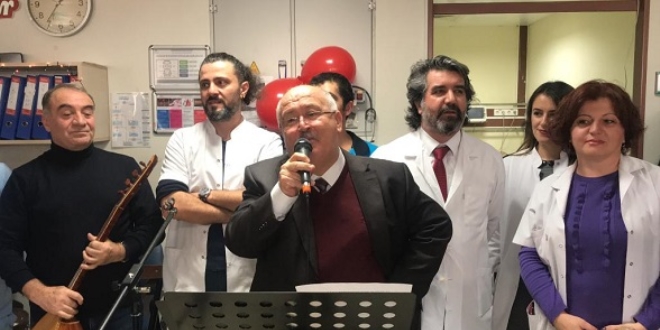 Doktorlar şarkı söyledi, hastalar eğlendi