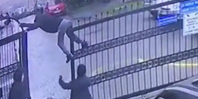 Demir kapıda asılı kaldı, yardıma çevredekiler koştu!