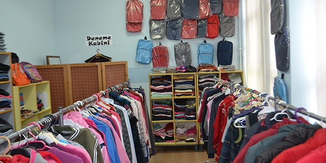 Okulda 'sevgi ma�azas�' a�t�lar