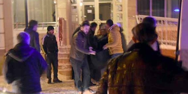 Gen� kad�n kendini do�algaz borusuna ast�