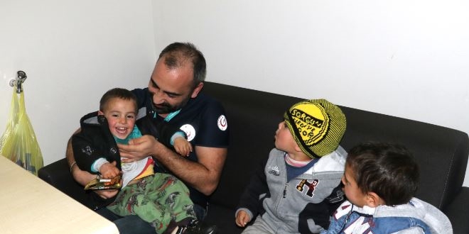 Suriye'li kad�n�n bakaca�� olmayan 4 �ocu�una acil servis sahip ��kt�