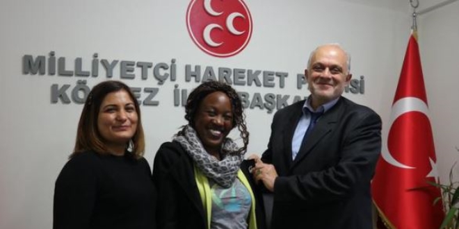 Etiyopya asıllı öğretmen, MHP'ye üye oldu