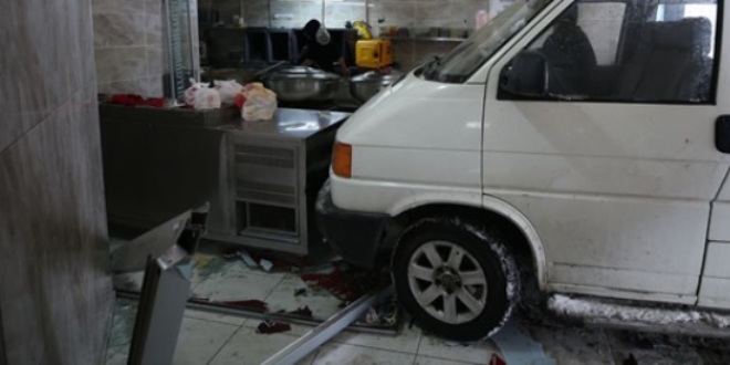 Fren yerine gaza basınca minibüsle fırına girdi