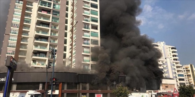 Mersin'de 12 katlı apartmanın altındaki dükkanlarda yangın çıktı