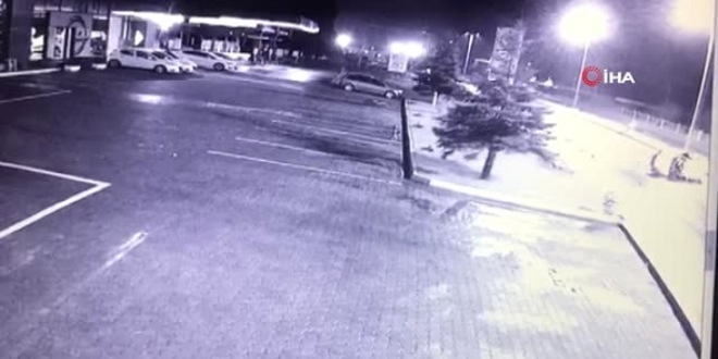 Kontrolden çıkan otomobil refüje çarparak böyle takla attı