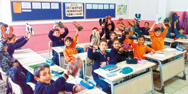 Trafikte tartışıp çocuklarda uzlaştılar