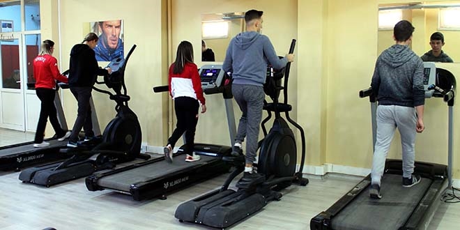 Öğrenciler okulun fitness salonunda zayıflıyor