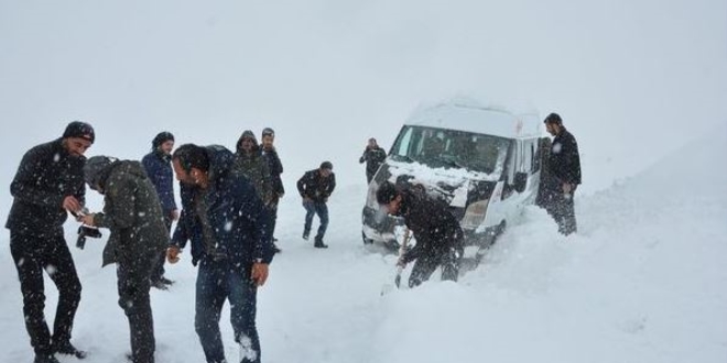 Yüksekova'da mahsur kalan öğretmenler kurtarıldı