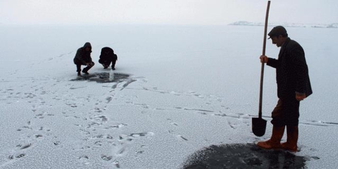 Doğu Anadolu'nun en büyük ikinci gölü dondu