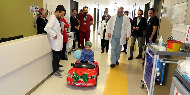 Çocuklar ameliyata akülü araba ile gidiyor
