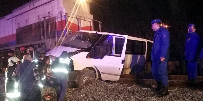 Denizli'de yük treni panelvana çarptı: 5 yaralı