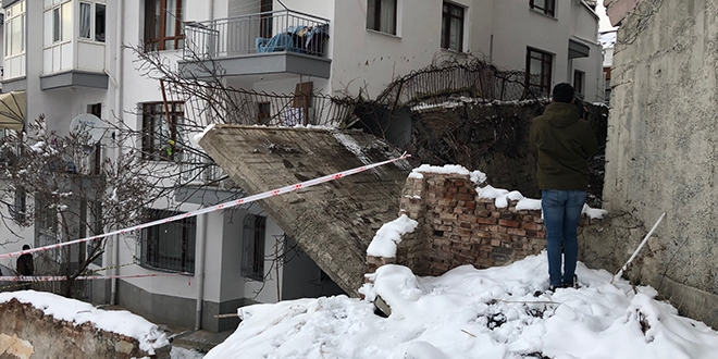 Başkent'te 5 metrelik istinat duvarı apartmana devrildi