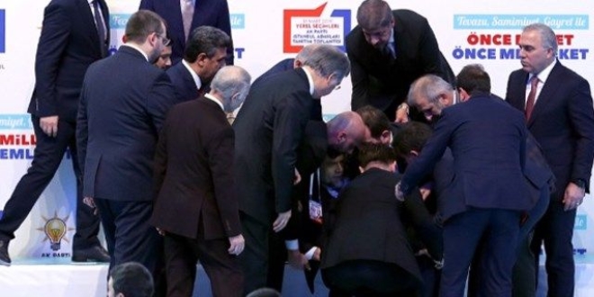 Ak Parti'li başkan adayı sahnede bayıldı