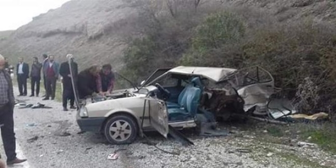 Hafif ticari araçla kafa kafaya çarpışan otomobil ikiye bölündü