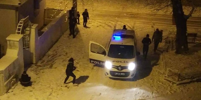 Polisler miniklerin kar sevincine ortak oldu