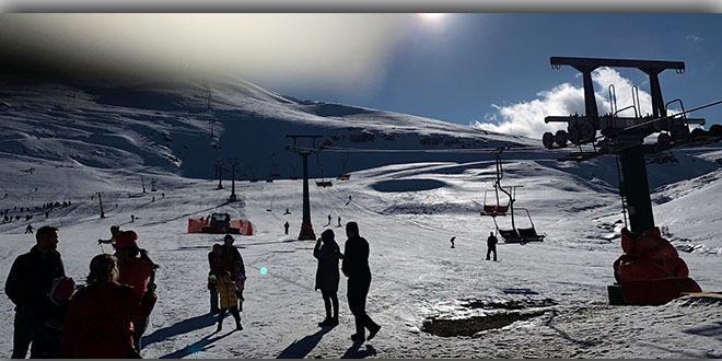 Kayak merkezinde arızalanan telesiyejde mahsur kaldılar