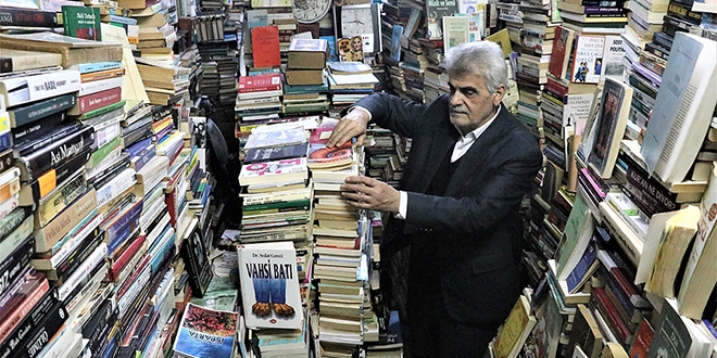 Biriktirdiği 30 bin kitaba gözü gibi bakıyor