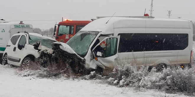 Minibüs ile hafif ticari araç çarpıştı : 2 ölü, 16 yaralı