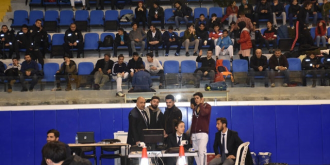 Antrenörler birbirine girdi: 2 yaralı