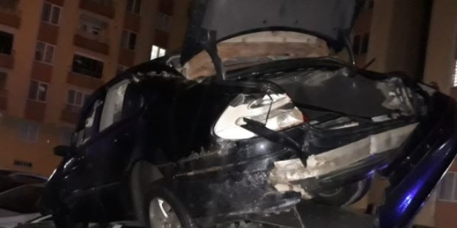 Uçurumdan park halindeki otomobillerin üzerine düştü