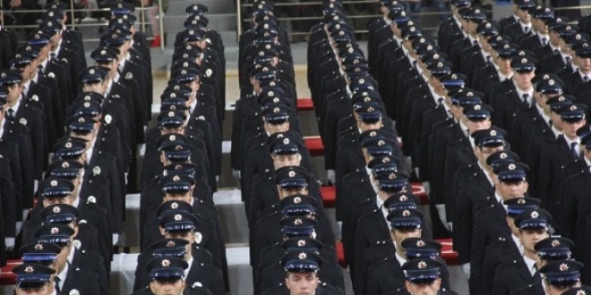 Yeni polislerin yemini herkesi ağlattı