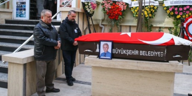 Kamyonun altında kalıp hayatını kaybeden profesör son yolculuğuna uğurlandı