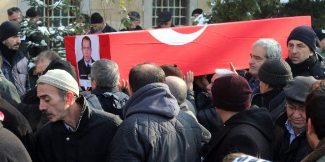Irmakta boğulan polis memuru toprağa verildi