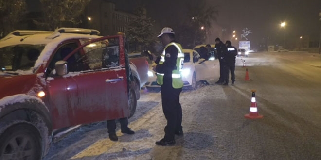 Kars'ta eksi 15 derece soğukta yılbaşı uygulaması