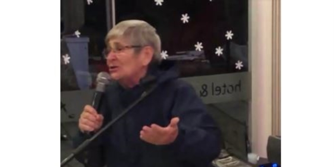 Sahneye ��k�p �ark� s�yleyen Canan Karatay �a��rtt�