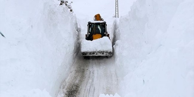 ��� d��en yolda kar y�ksekli�i 10 metreye ula�t�