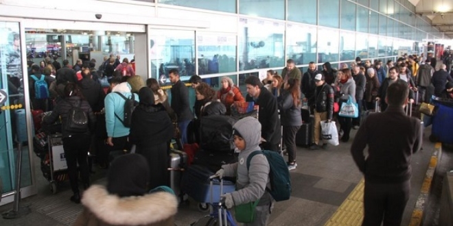 Atat�rk Havaliman�'nda d�n�� kuyru�u terminal d���na ta�t�