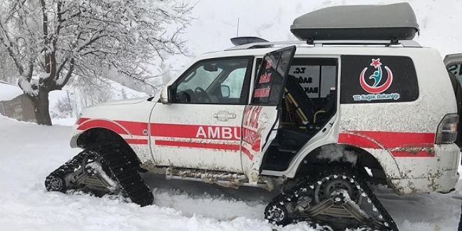Yol kapan�nca hasta �ocu�a paletli ambulansla ula�t�lar