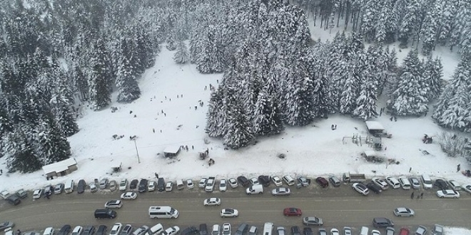 Uluda�'da tatilci yo�unlu�u y�l�n ilk g�n�nde de s�r�yor