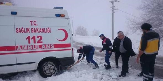 Kar nedeniyle yolda kalan ambulans jandarma kurtard