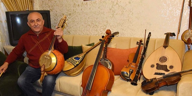 Emekli öğretmen, kendi enstrümanlarını yapıyor
